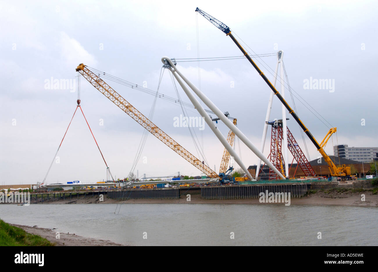 Ponte in costruzione sul Fiume Usk in Newport City Centre, South East Wales, Cymru, REGNO UNITO Foto Stock