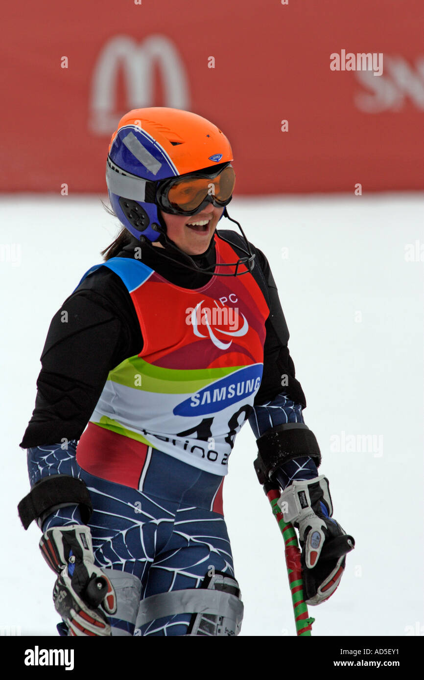 Elitsa Storey LW2 degli Stati Uniti termina la sua seconda esecuzione di Womens Sci Alpino Slalom concorso permanente Foto Stock