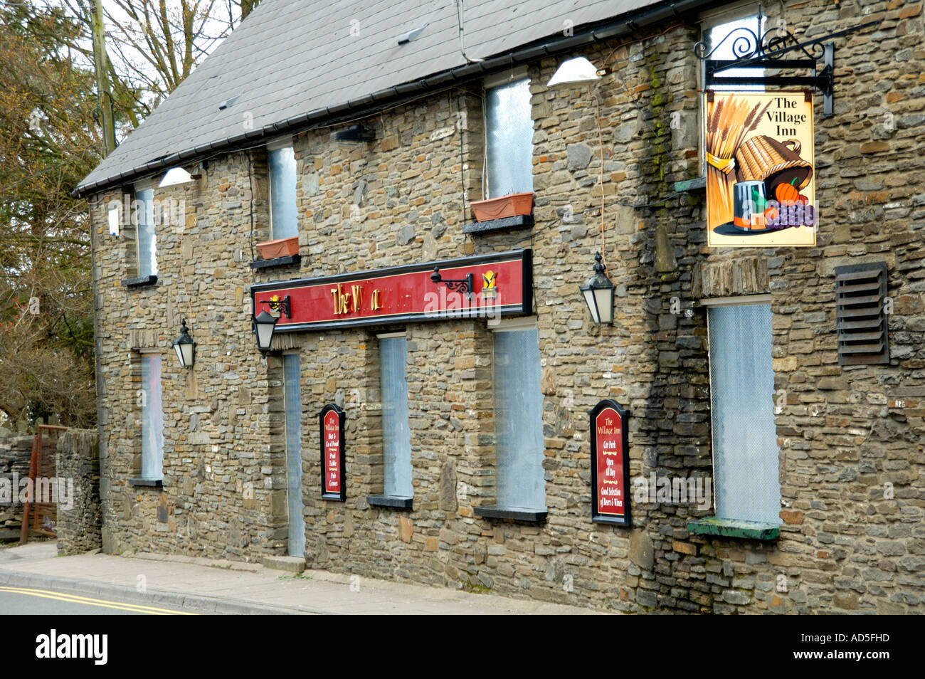 Intavolato Village Inn pub al Nelson vicino a Caerphilly South Wales UK GB serrande metalliche su windows & porta Foto Stock