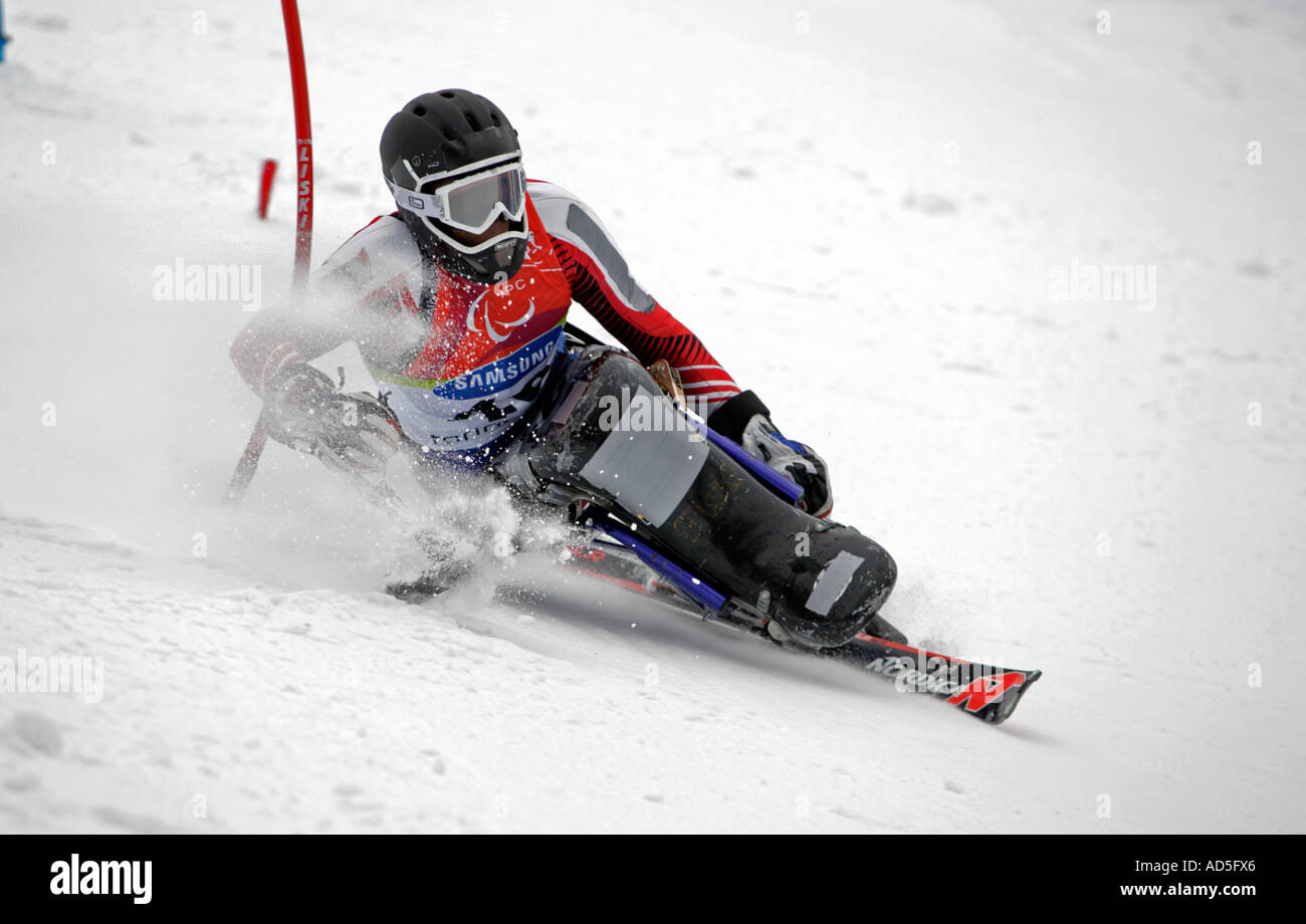 Jurgen Egle dell'Austria nella mens Sci Alpino Slalom seduta la concorrenza Foto Stock