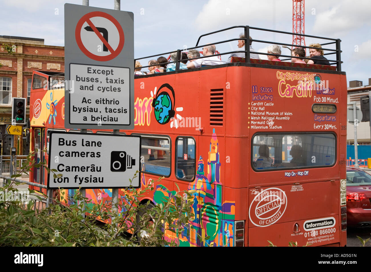 Corsia degli autobus telecamere segno con autobus turistico Cardiff Wales UK Foto Stock
