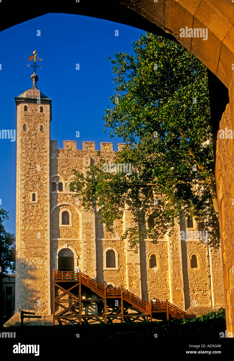 La Torre di Londra ' Torre Bianca ' visto attraverso arcata in pietra a crisp caldo tramonto Londra Gran Bretagna REGNO UNITO Foto Stock