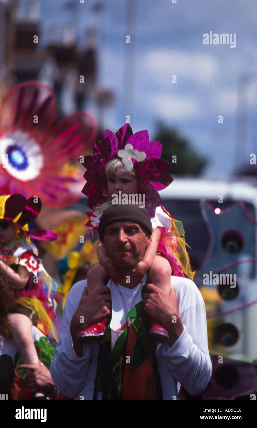 Padre e figlia a leggere il Carnevale 2003 Foto Stock