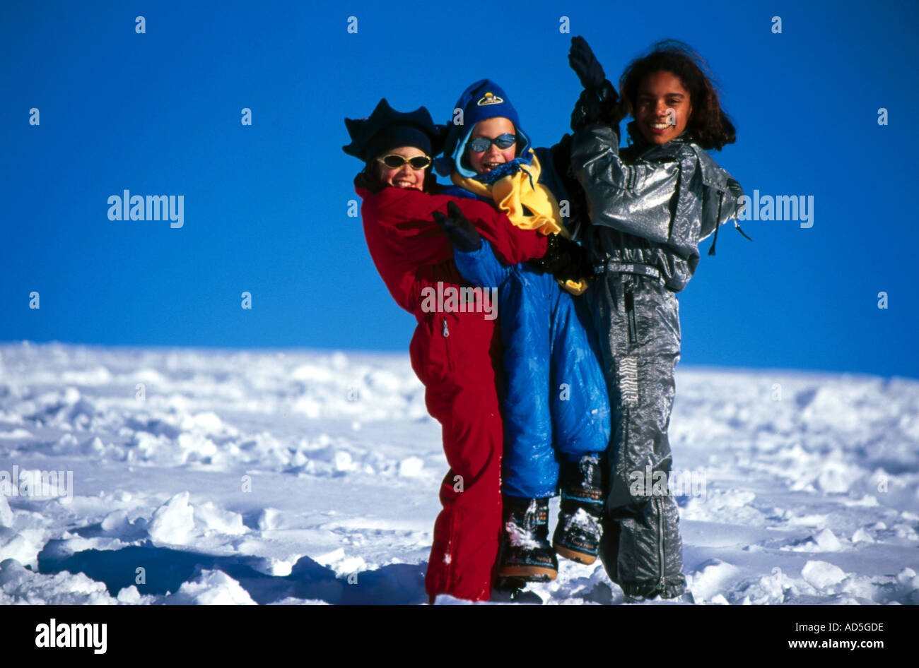 I bambini in snow tute le Alpi francesi Foto Stock