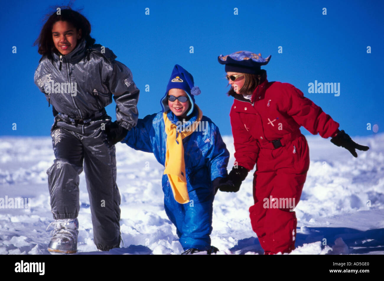 I bambini in snow tute le Alpi francesi Foto Stock