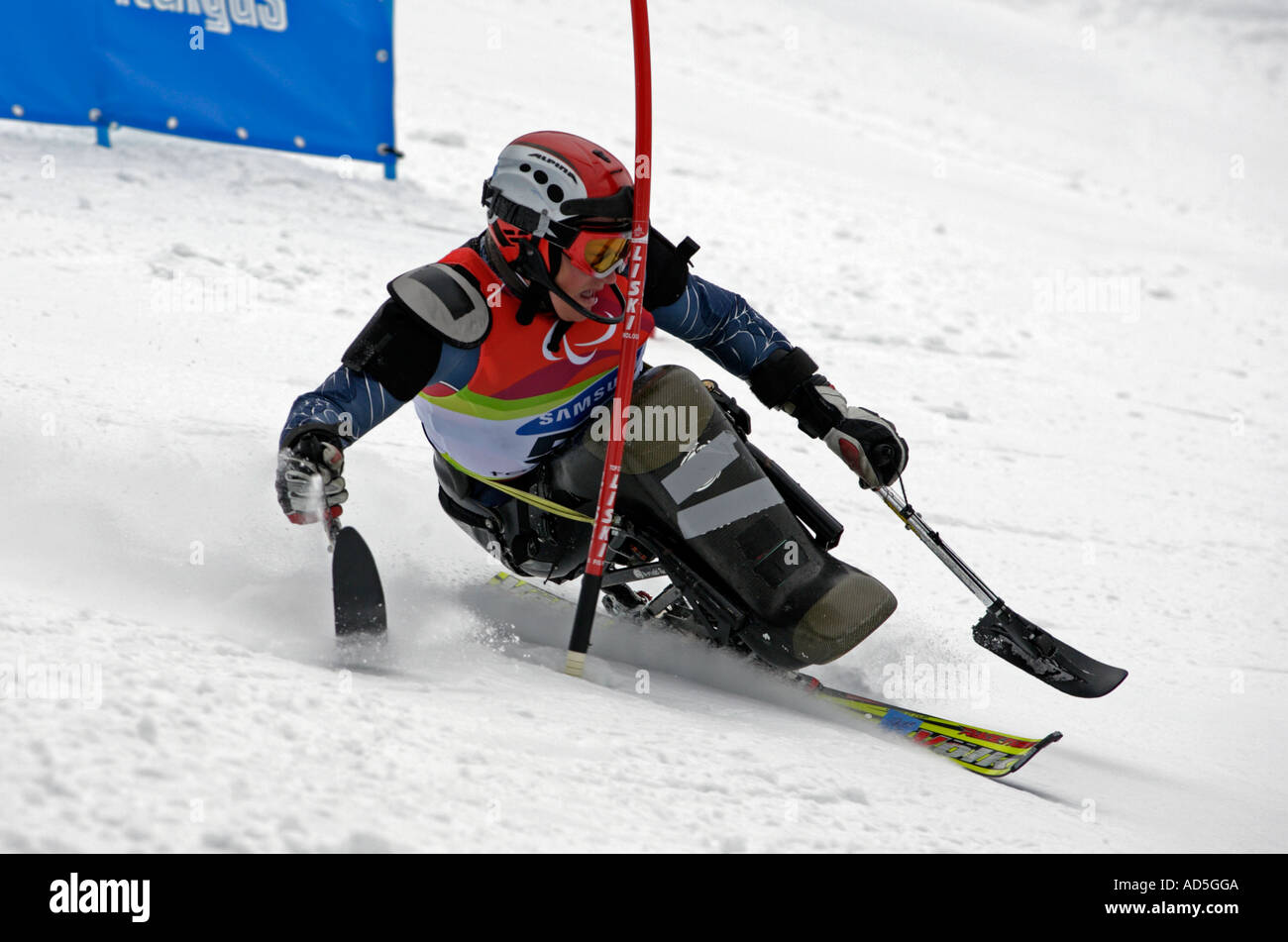 Carl Burnett del USA colpisce un palo di gate con la sua testa in mens Sci Alpino Slalom seduta la concorrenza Foto Stock