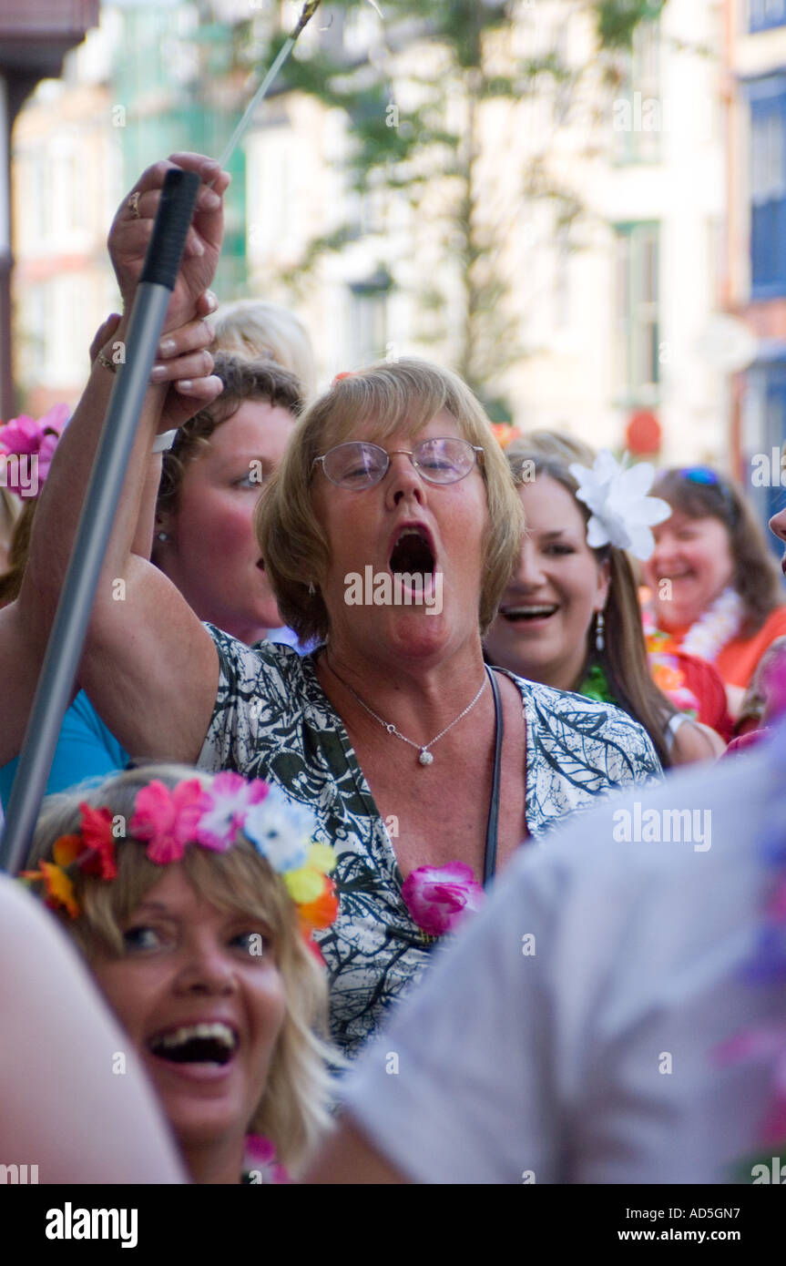 Le donne vestite di hula in stile Hawaiiano notte di gallina Aberystwyth Cerredigion West Wales UK Foto Stock