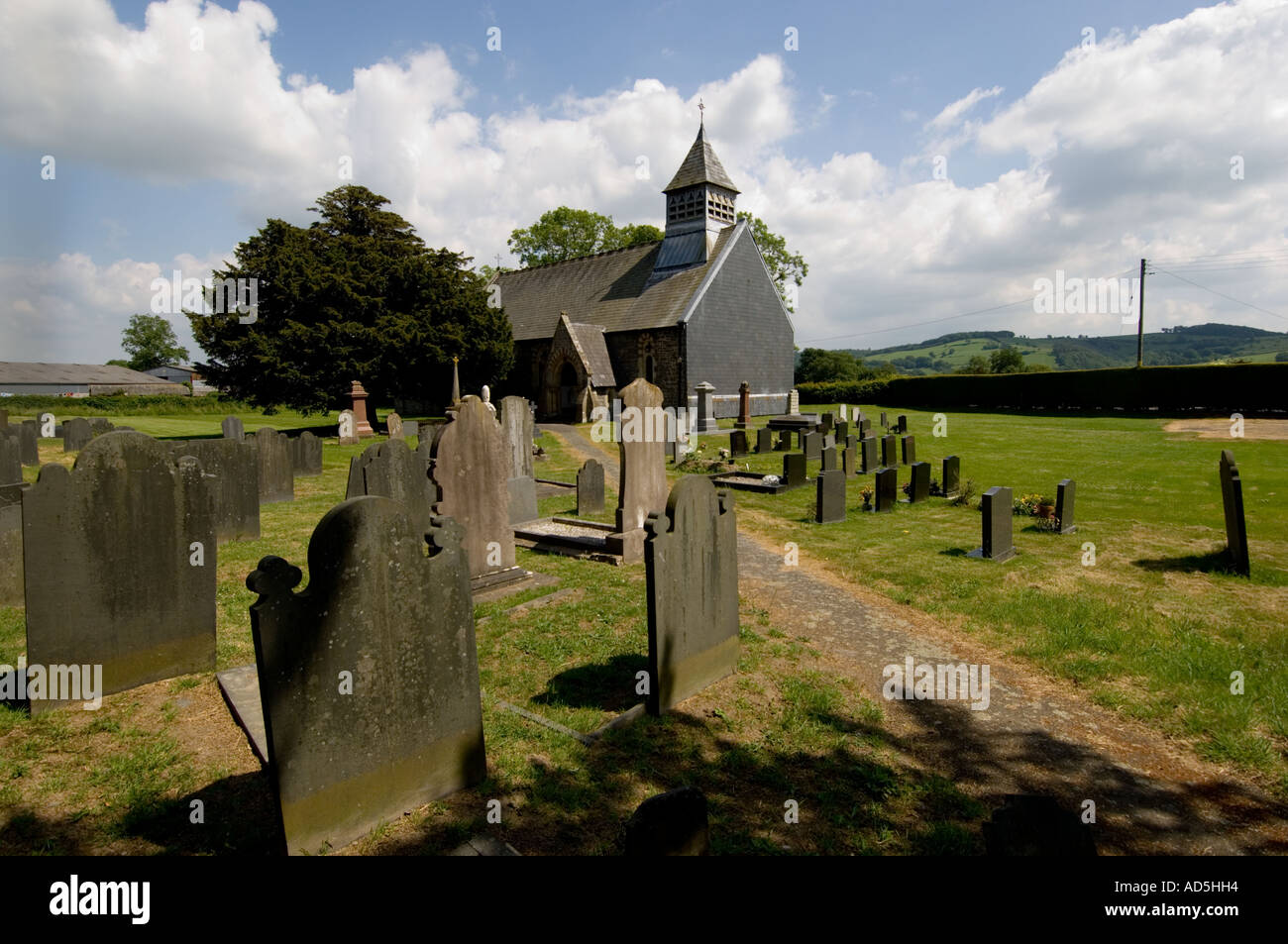 Il gotico vittoriano chiesa nel piccolo borgo rurale di Trefeglwys Powys Galles Centrale su una calda giornata di sole in giugno Foto Stock