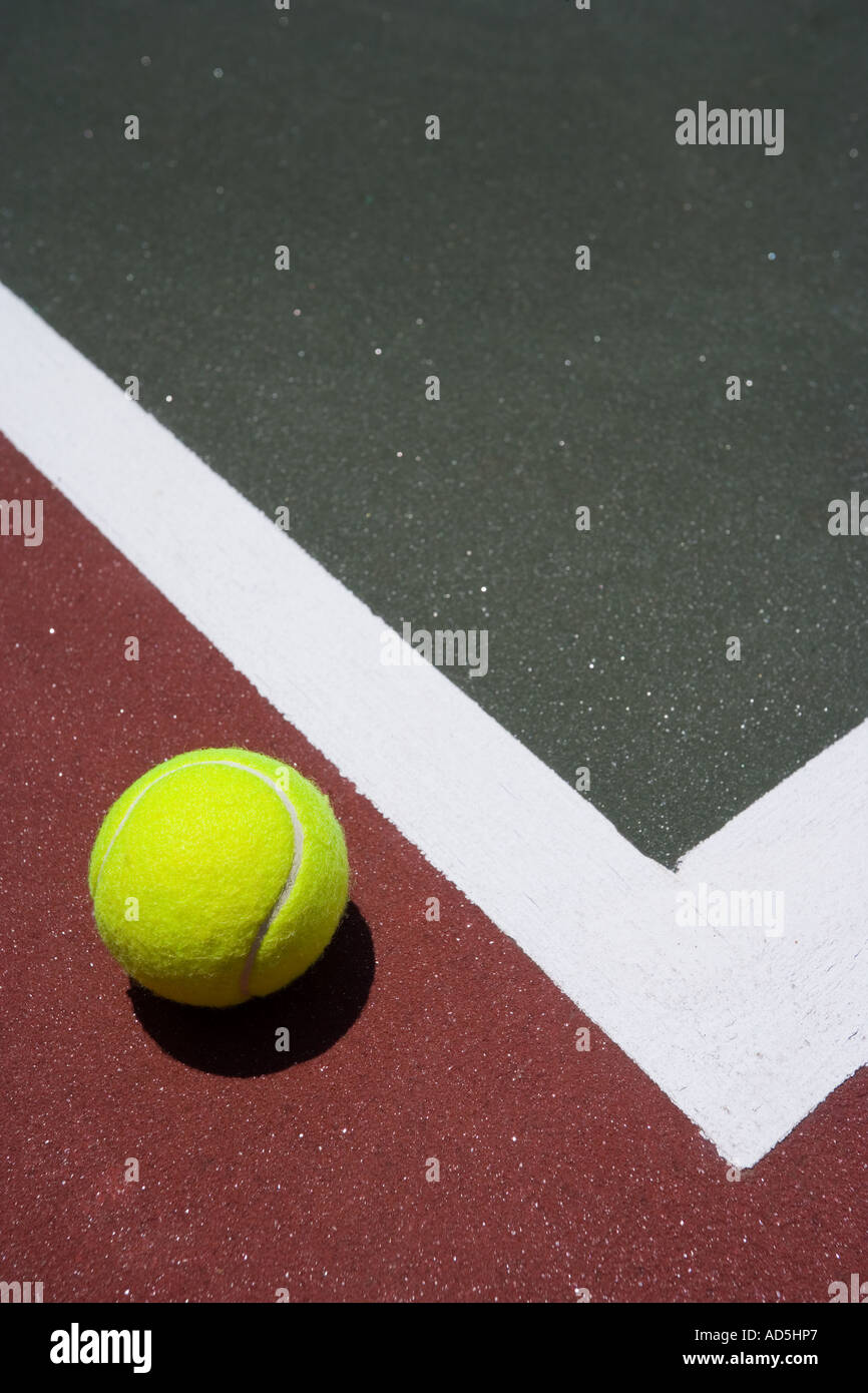 Palla da tennis su un campo da tennis Foto Stock