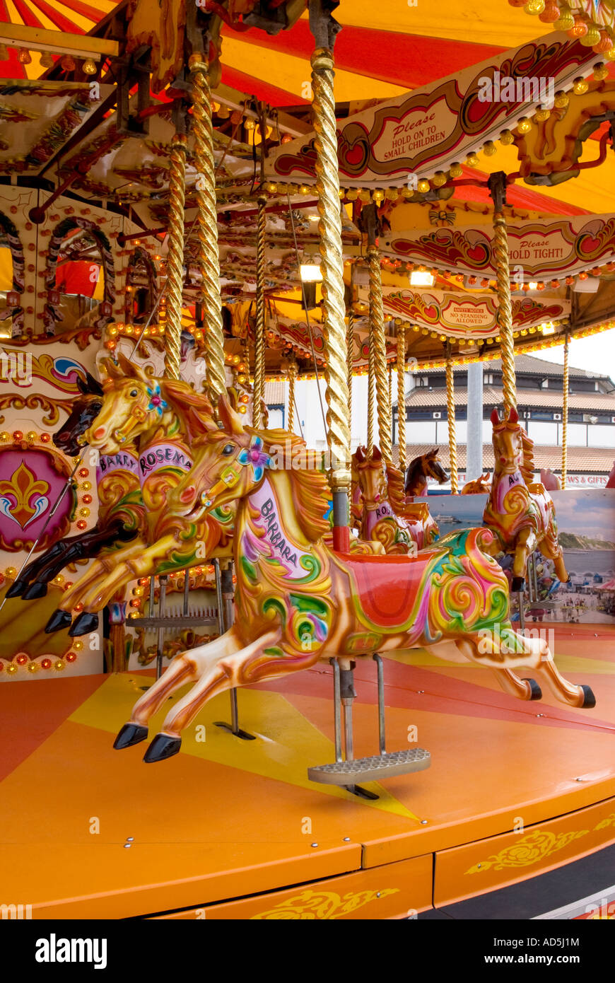 Cavalli al galoppo su un tradizionale merry-go-round, Bournemouth Dorset, England, Regno Unito Foto Stock
