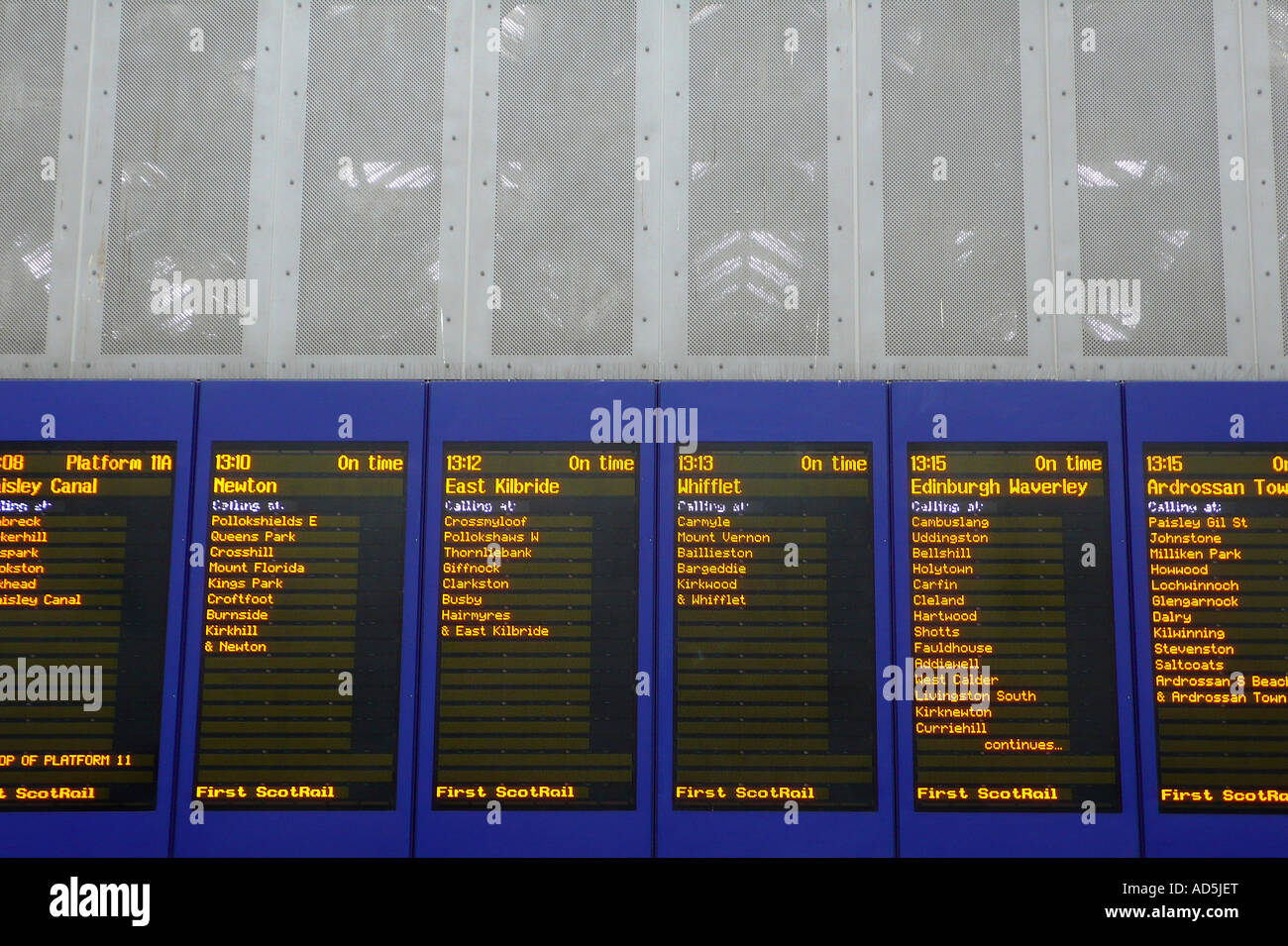 Scozia stazione ferroviaria scheda arrivi. Foto Stock