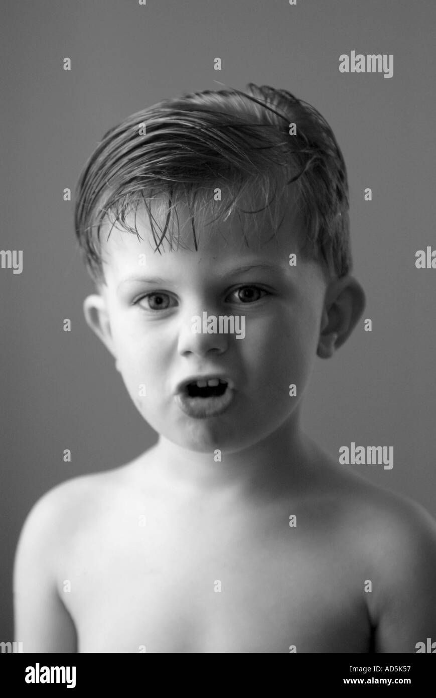 Bambino di parlare di nuovo. Bambino arrabbiato. Foto Stock