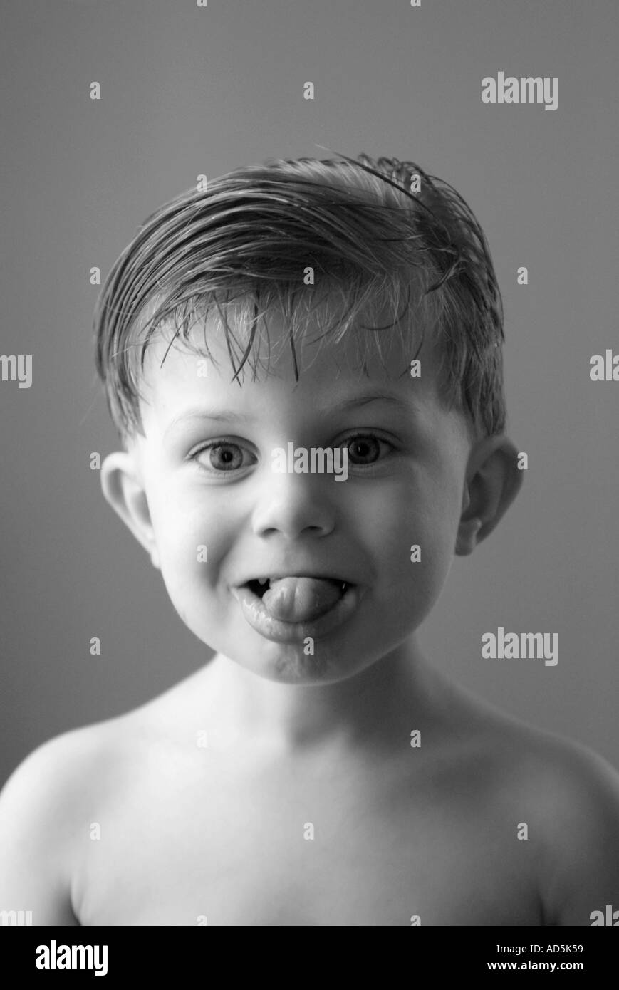Bambino rendendo divertente volto che mostra la linguetta "Funny Face' Foto Stock