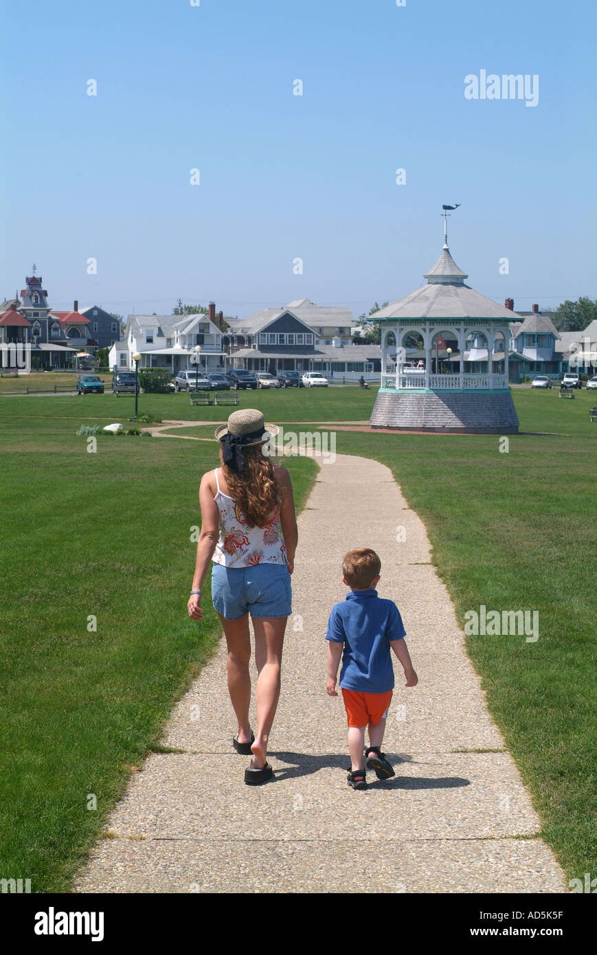 Donna e bambino a piedi attraverso la città di verde a Oak Bluffs al Vigneto di Martha Foto Stock