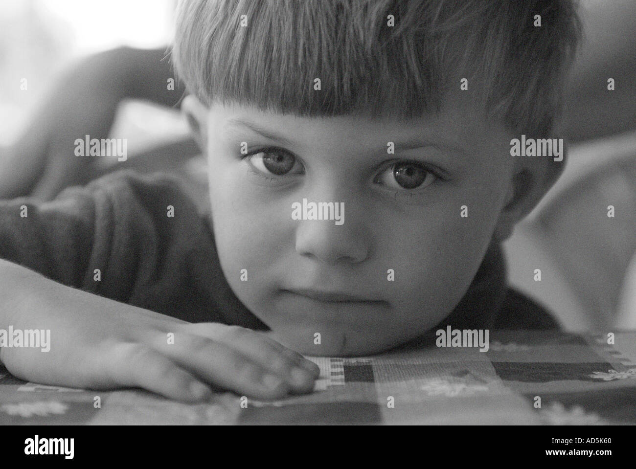 Piccolo bambino guardando nella telecamera Foto Stock