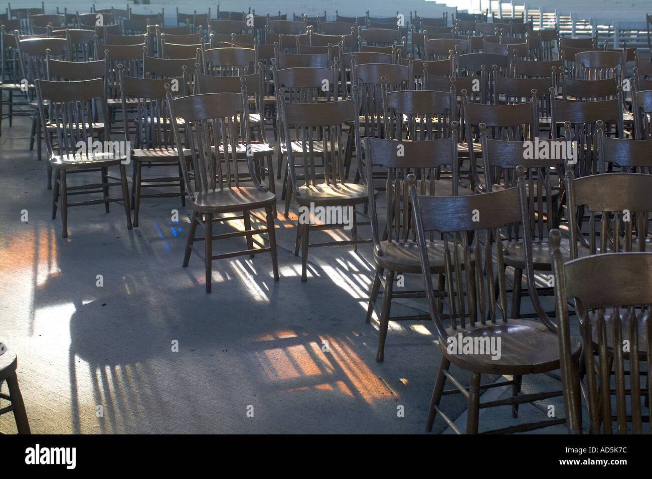 Posti a sedere in un revival metodista tabernacolo in campeggi a Oak Bluffs Martha s Vineyard Massachusetts Foto Stock