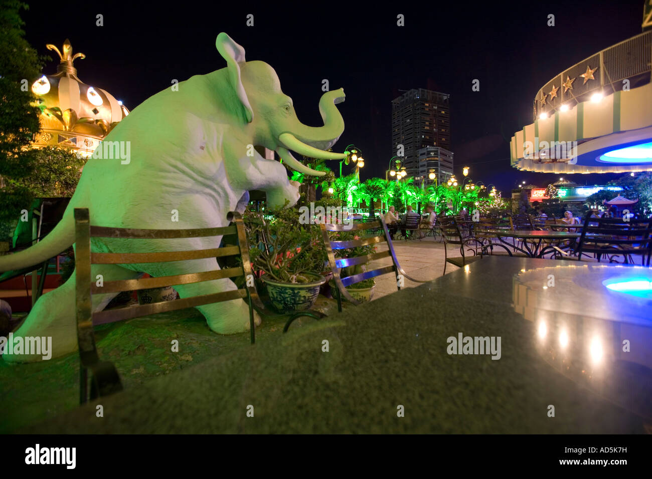 Southeast Asia Vietnam Ho Chi Minh City scultura di elefante in cima Rex Hotels bar sul tetto a Saigon Foto Stock