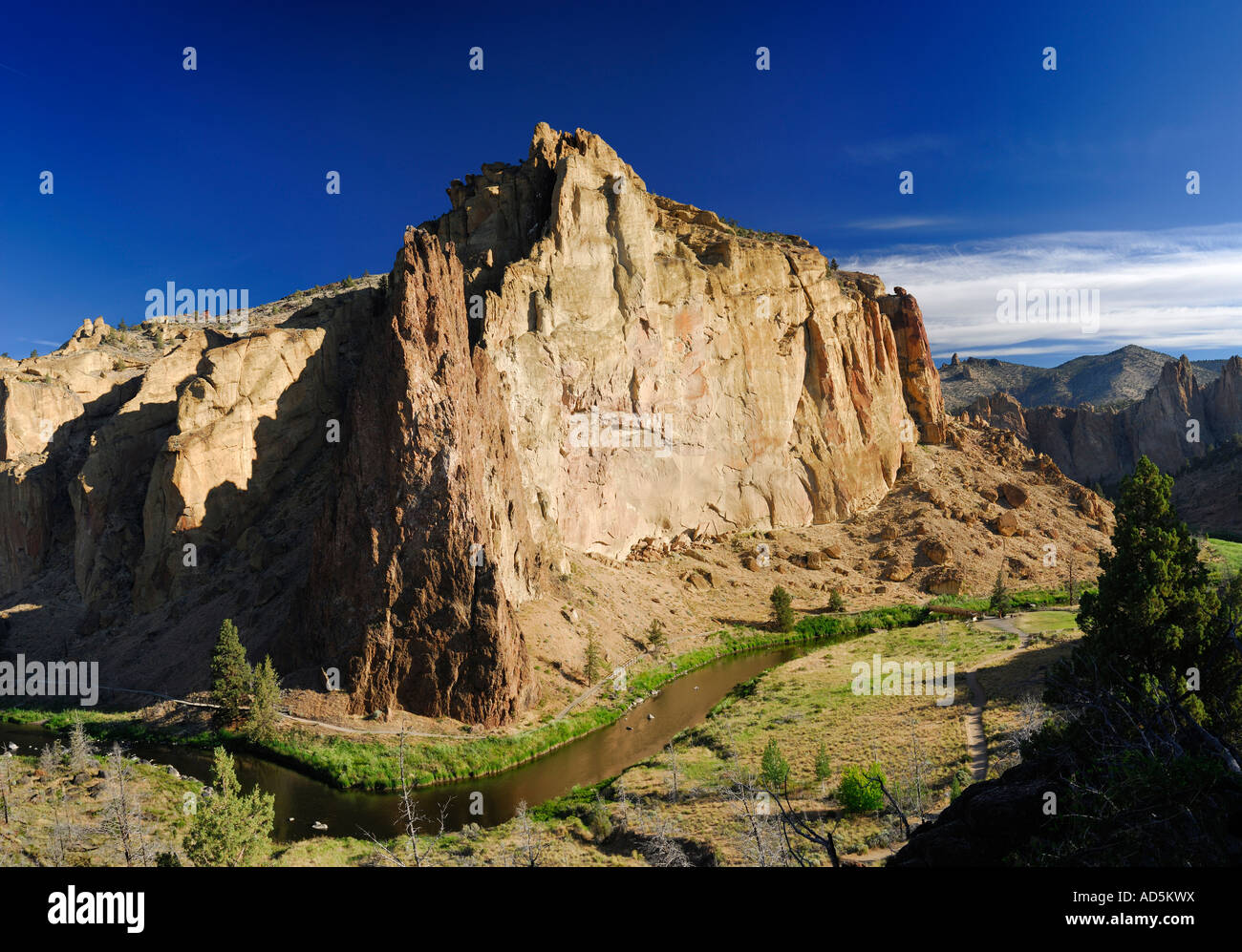 Smith Rock gloria di mattina e pranzo a picnic di pareti per arrampicata su roccia con Crooked River Redmond Oregon USA Foto Stock