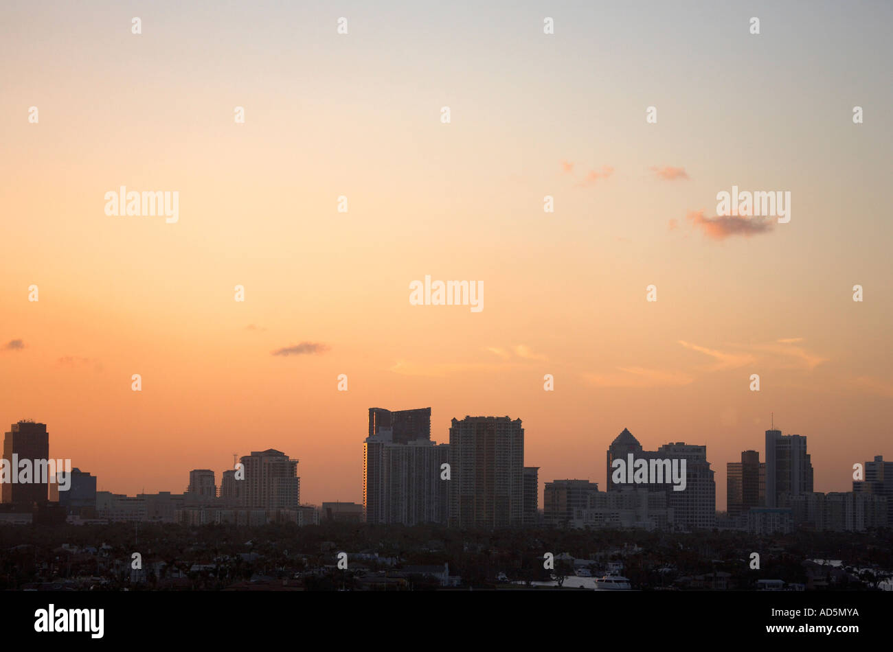 Di sera presto vista dello skyline di Fort lauderdale cercando di fronte all' hotel balcone su seabreeze boulevard florida usa stati uniti Foto Stock