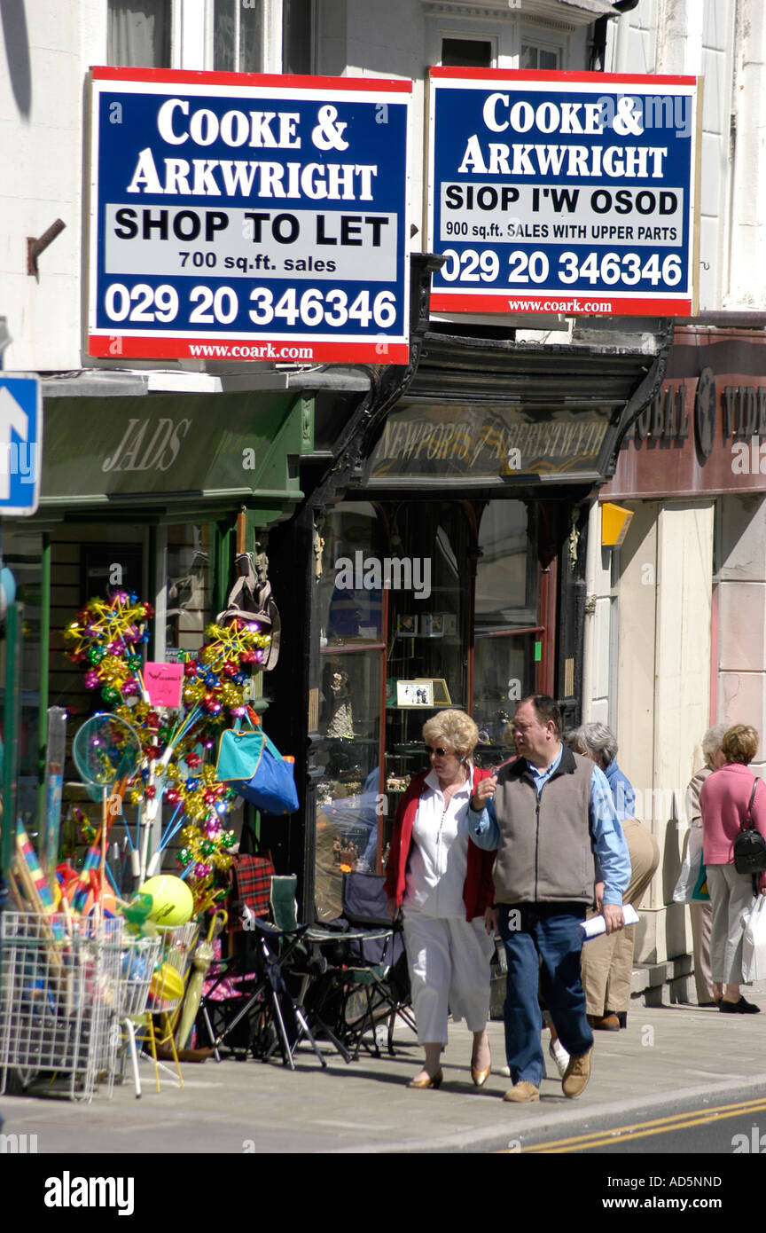 Negozi per la vendita su grande Darkgate Street Aberystwyth Ceredigion West Wales UK Foto Stock