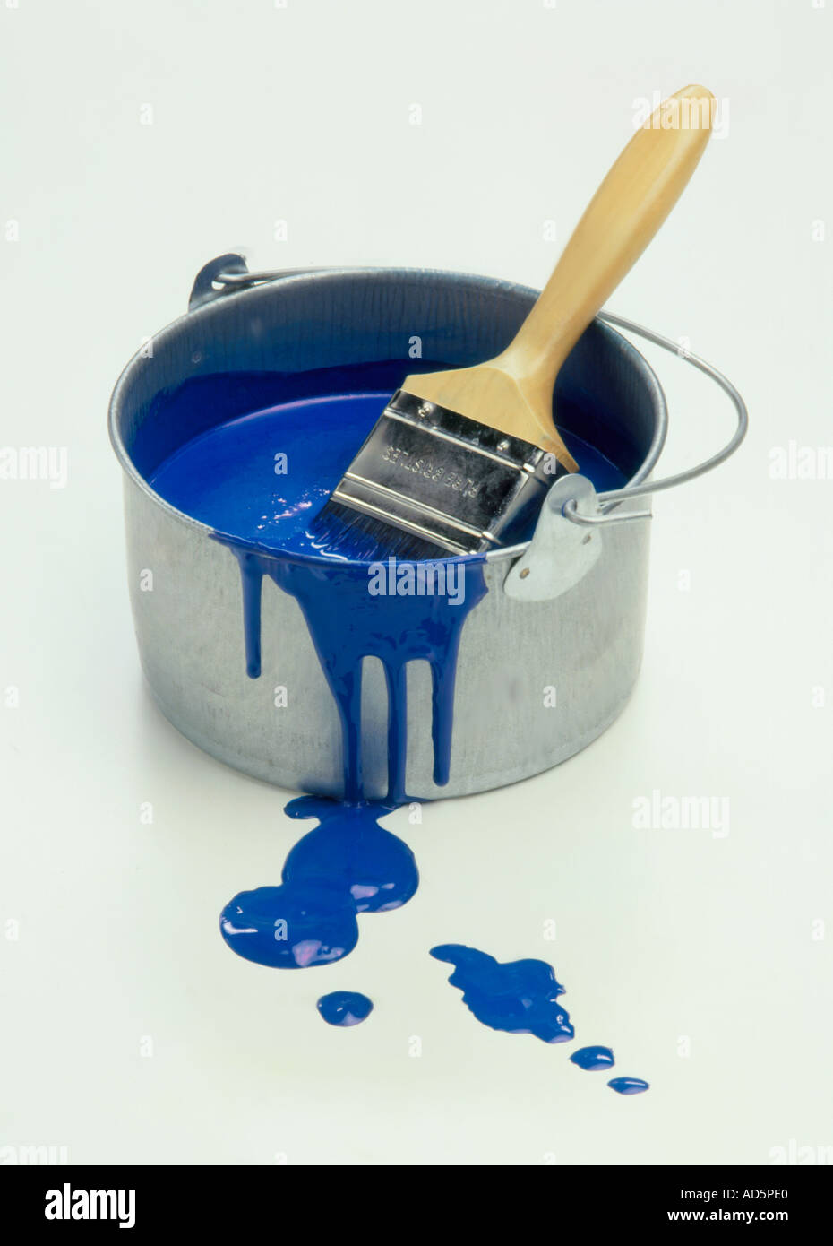 Vaso di vernice e spazzola Foto Stock