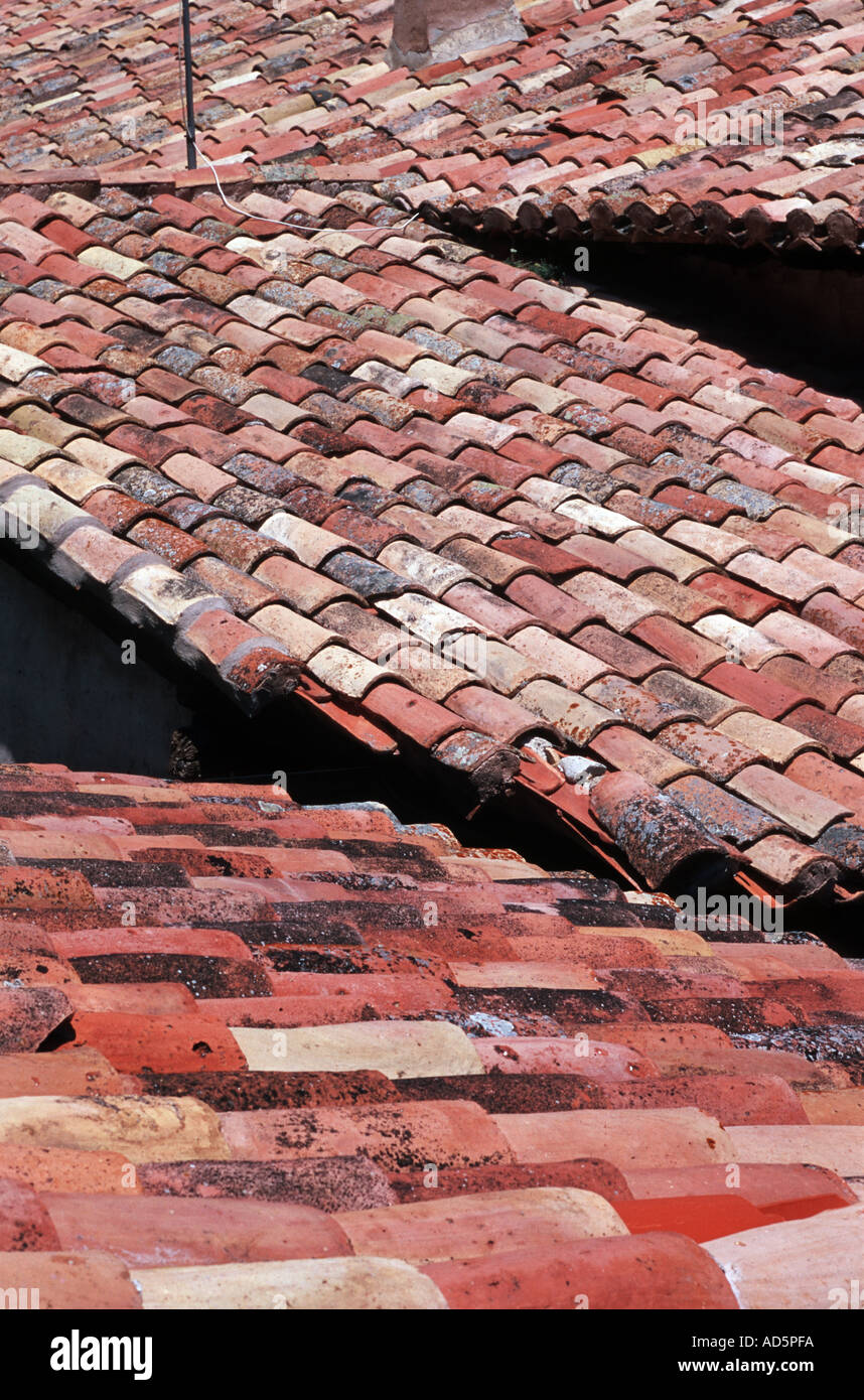 Colpo di orange tegole del tetto in Albarracin in Spagna Foto Stock