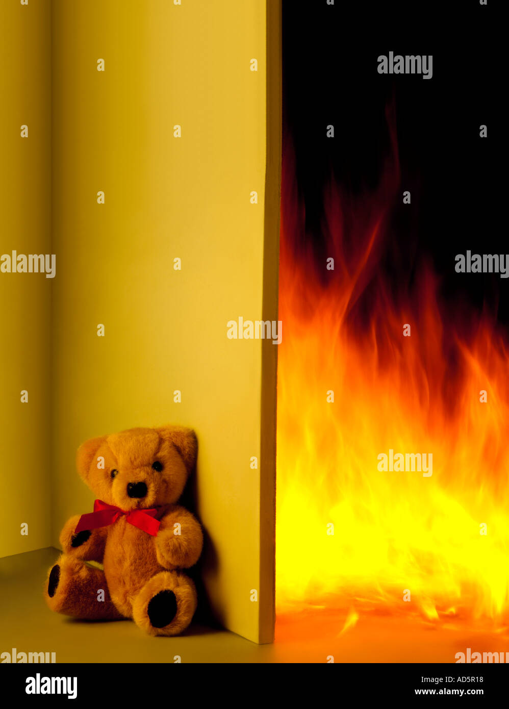 Il fuoco con Teddy bear Foto Stock