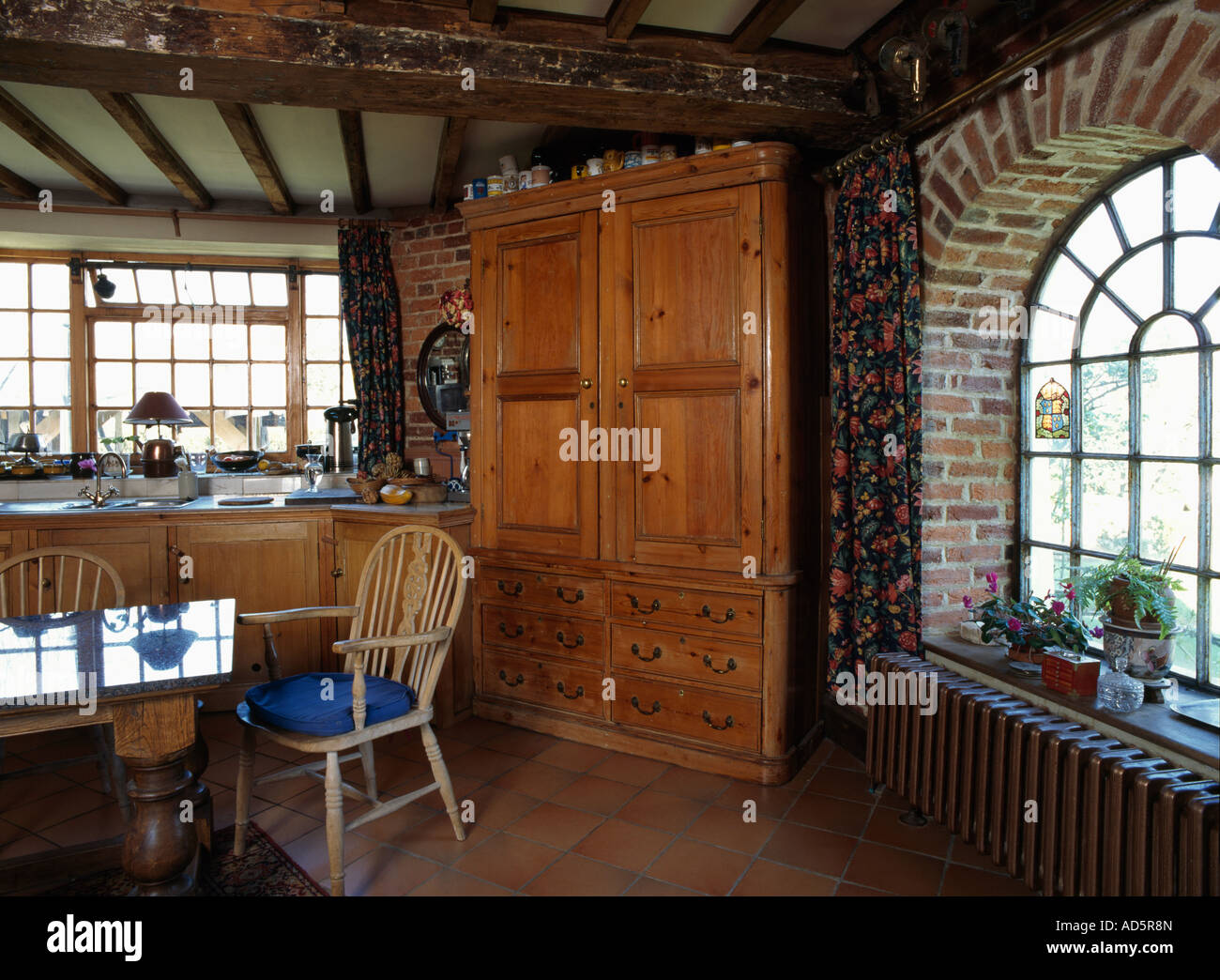 Di legno grande armadio antico in cucina sala da pranzo nel mulino a vento  convertito con mattoni windowframes Foto stock - Alamy