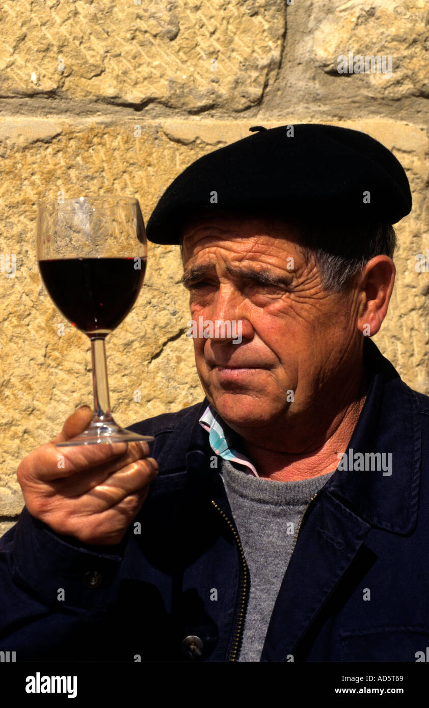 Rioja Spagna spagnolo gusto uomo campione di prova di vetro degustazione vino berretto rosso hanno prendere bevitore toper tippler Foto Stock