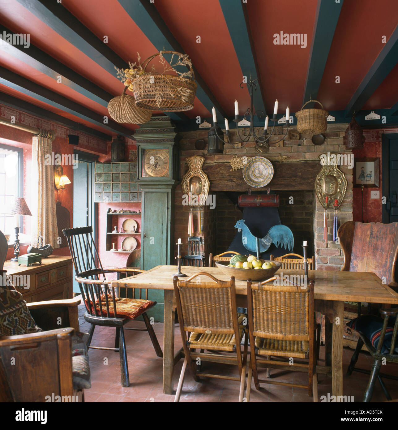 Sala da pranzo con sedie verdi a casa Foto stock - Alamy