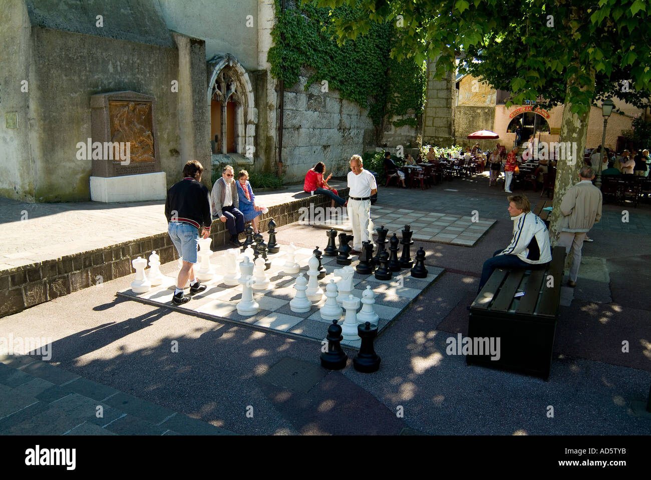 Persone che giocano a scacchi giganti in Aix les Bains Savoie Francia Foto Stock