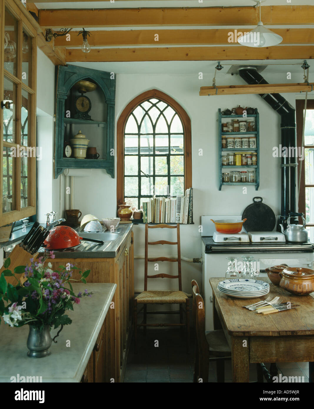 Antica angoliera accanto ad arco finestra gotica in cucina di paese Foto  stock - Alamy