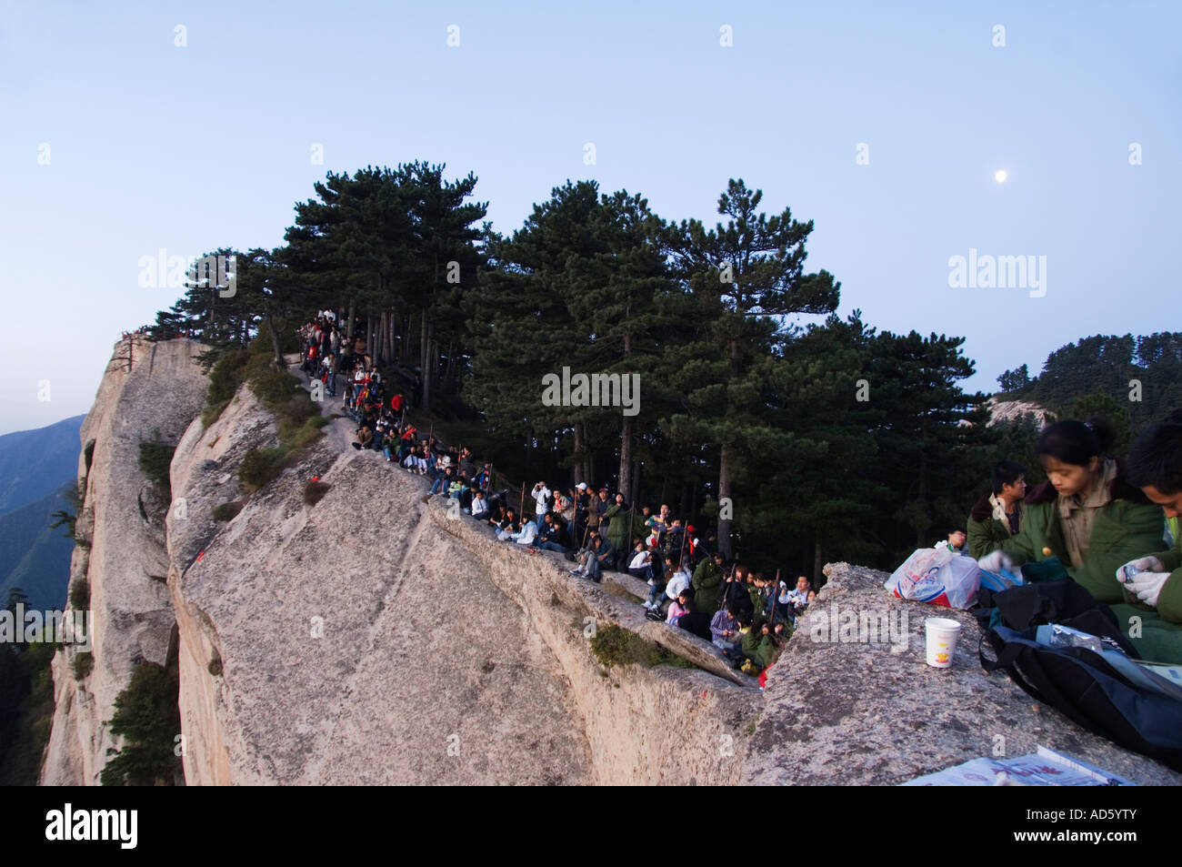 Il popolo cinese in attesa dell'alba sulla sommità di Hua shan un picco di granito mountain 2160m Provincia di Shaanxi Cina Foto Stock