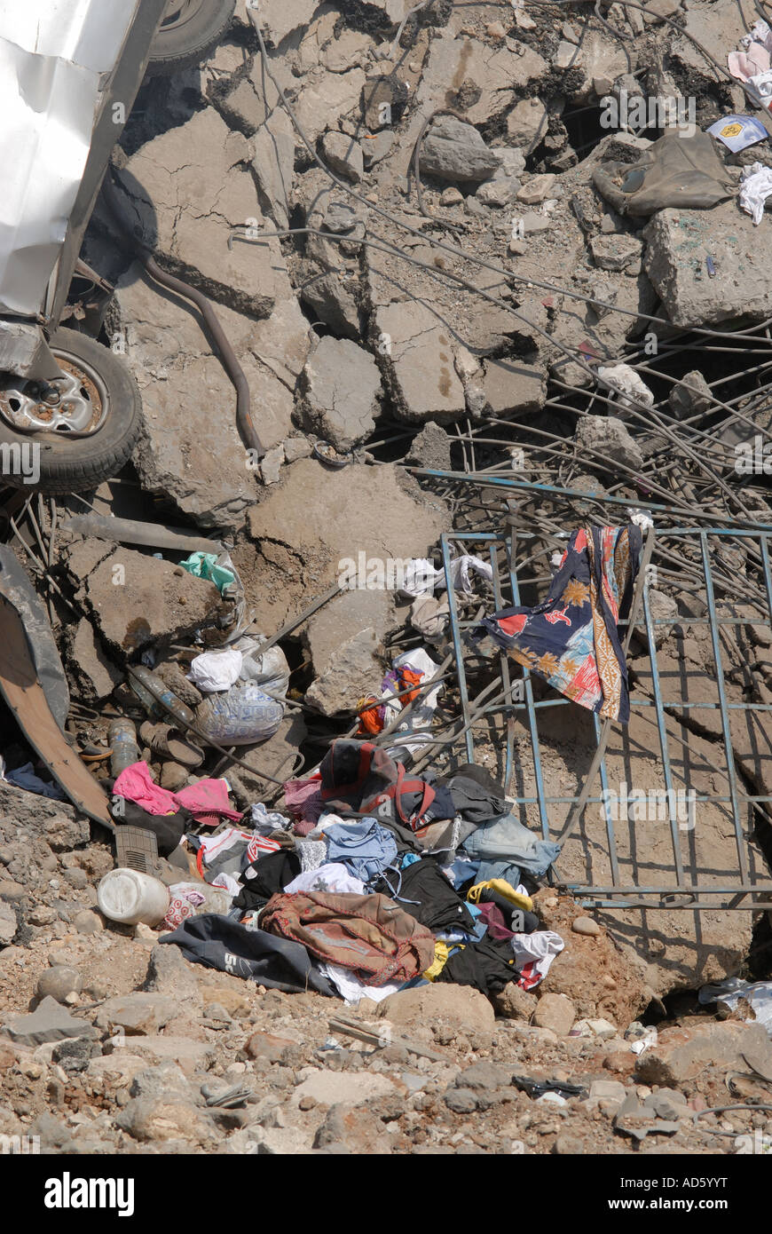 Il Libano ponte sulla strada che da Beirut a Sidone distrutto dai bombardamenti israeliani .Agosto 2006. Foto Stock