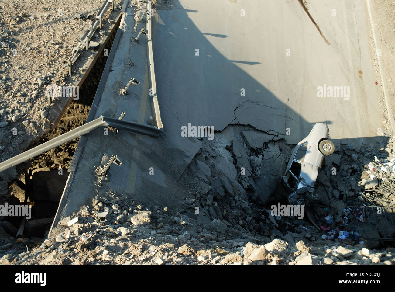 Il Libano ponte sulla strada che da Beirut a Sidone distrutto dai bombardamenti israeliani .Luglio 2006. Foto Stock