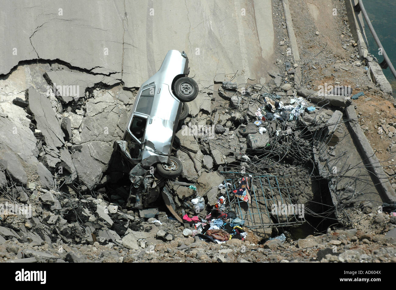 Sidone. Strada di Beirut. Ponte distrutto dai bombardamenti israeliani raid.Luglio 2006 Foto Stock
