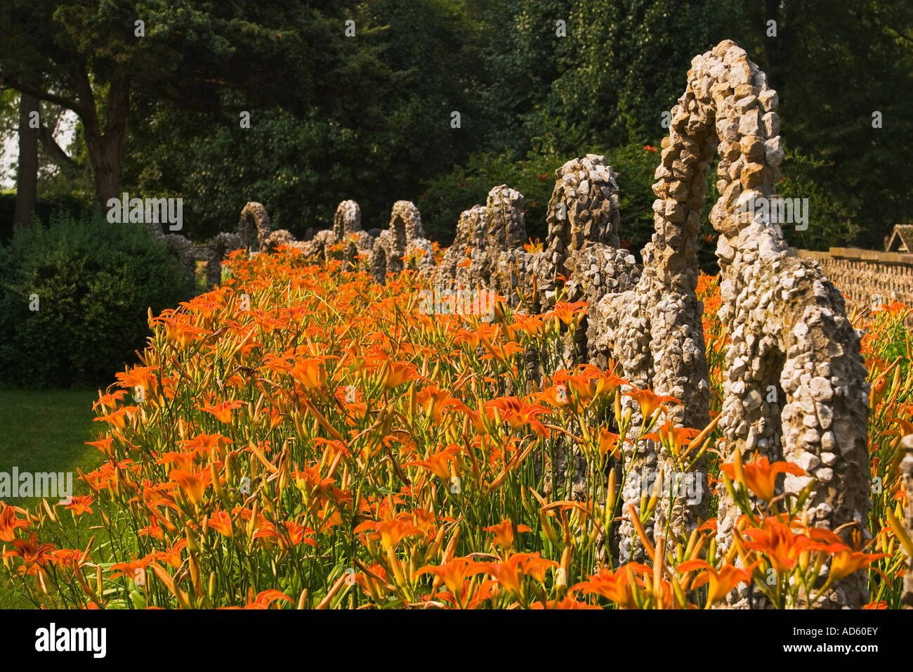 ILLINOIS Arcola strutture di roccia e fiori a Giardini Rockome arancione gigli di giorno Foto Stock