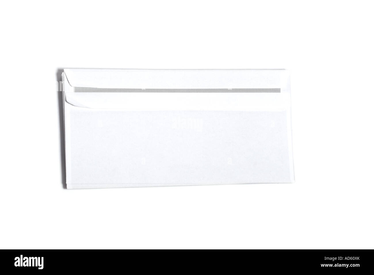 Busta bianca semplice isolata su sfondo bianco, perfetta per articoli di cancelleria, per posta o per concetti relativi ai documenti. Foto Stock