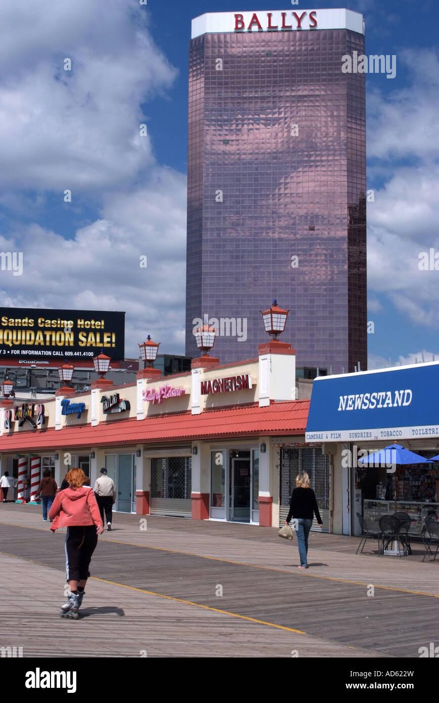 Ragazza con i pattini sul lungomare con negozi e casinò di Atlantic City New Jersey USA Foto Stock