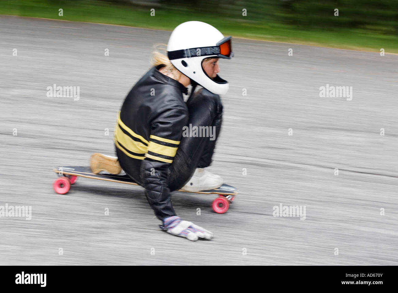 Ragazza di skateboard di accelerare il terreno di gara Foto Stock