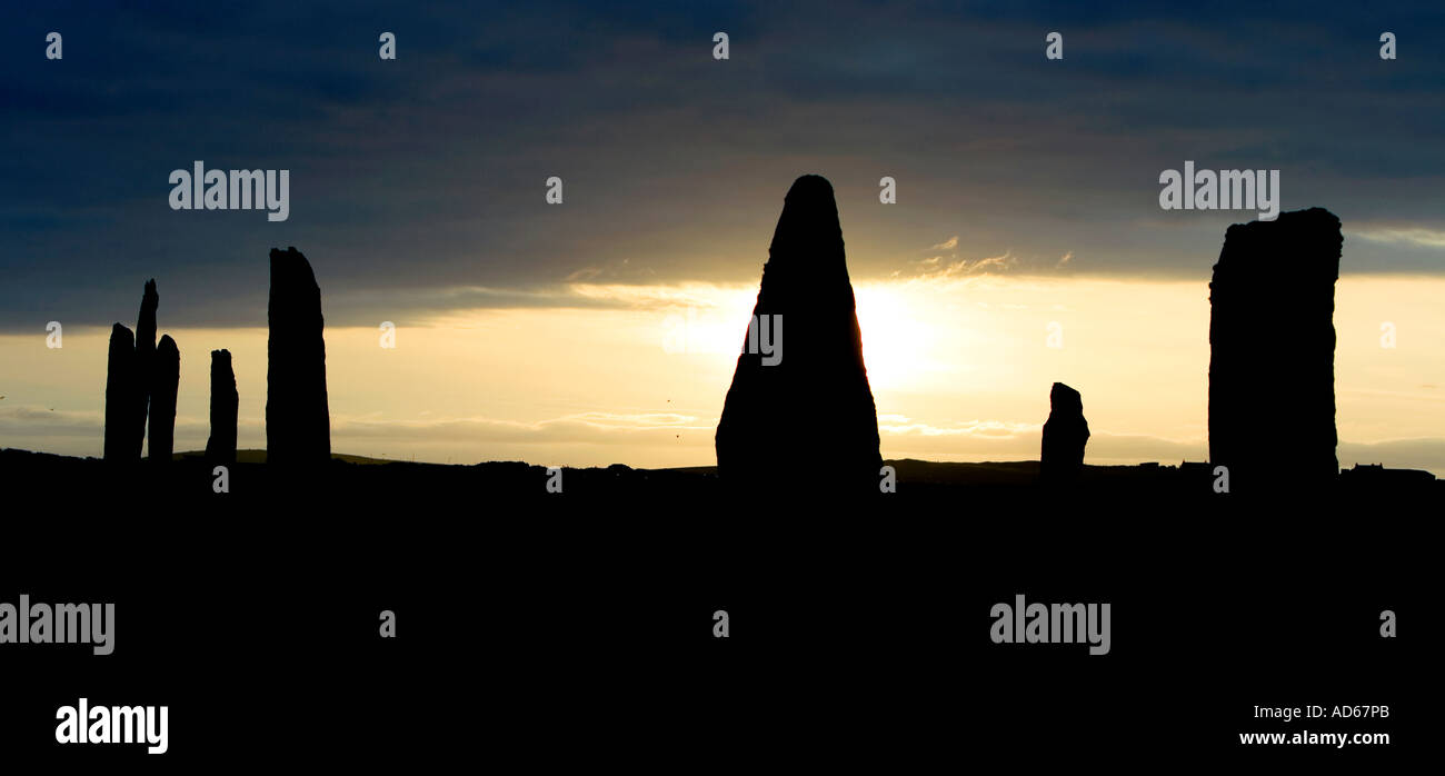 Anello di Brogar pietra permanente silhouette al tramonto sulle isole Orcadi, isole settentrionali della Scozia Foto Stock