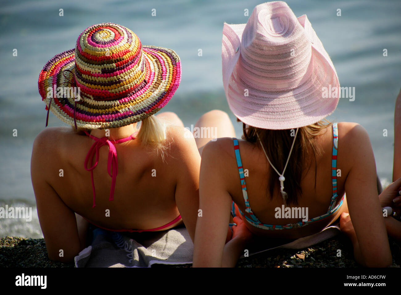 Giovani donne indossando un cappello su una spiaggia Foto Stock