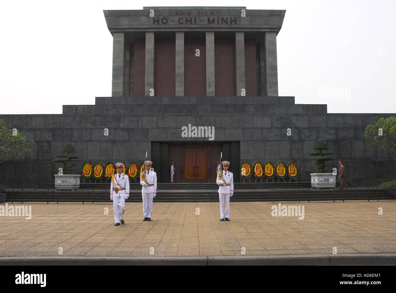 Vietnam Hanoi Hoan Kiem district Ho Chi Min Mausoleo cambio della guardia di honnour da soldati indossando divise bianche Foto Stock
