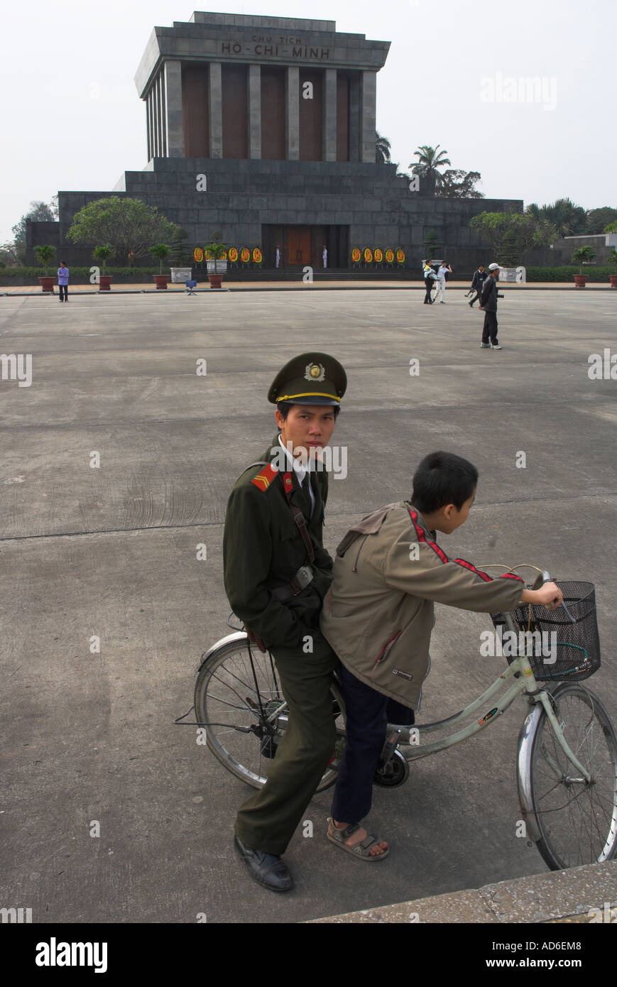 Vietnam Hanoi Hoan Kiem district Ho Chi Min Mausoleo di soldati e bambino in sella a una moto davanti a un monumento Foto Stock