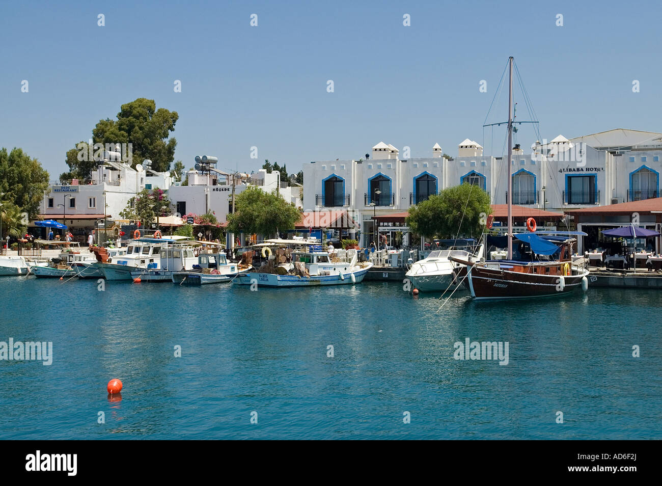 Barche e ristoranti presso Yaliklavak, bodrum, Turchia Foto Stock