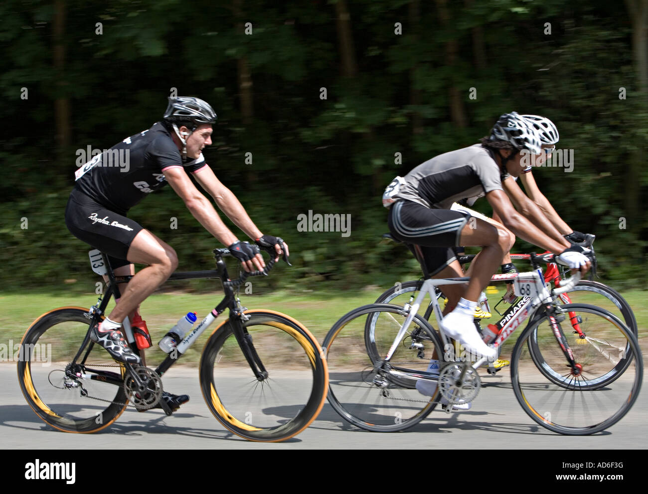 Tre persone in escursioni in bicicletta da corsa su strada Wales UK Foto Stock