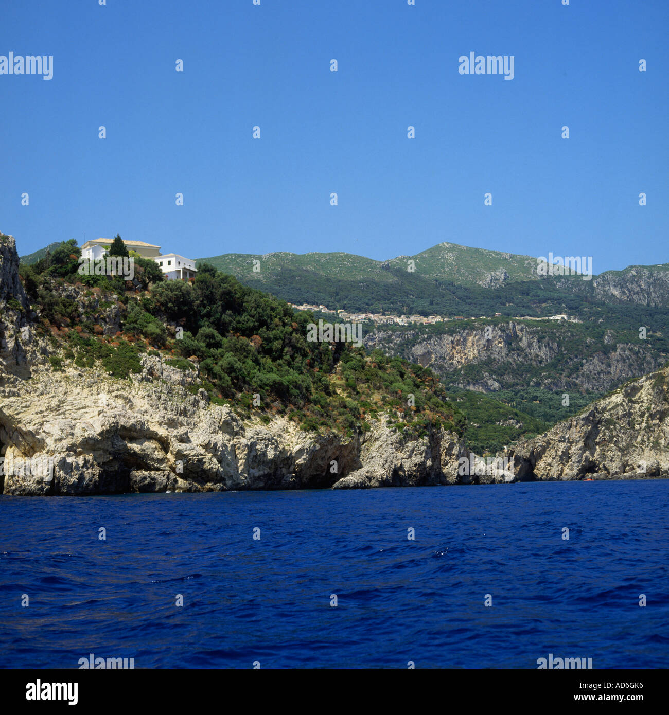 Lakones village dal mare arroccato sulla scogliera in una foresta di pini Paleokastritsa Corfu le isole greche - Grecia Foto Stock