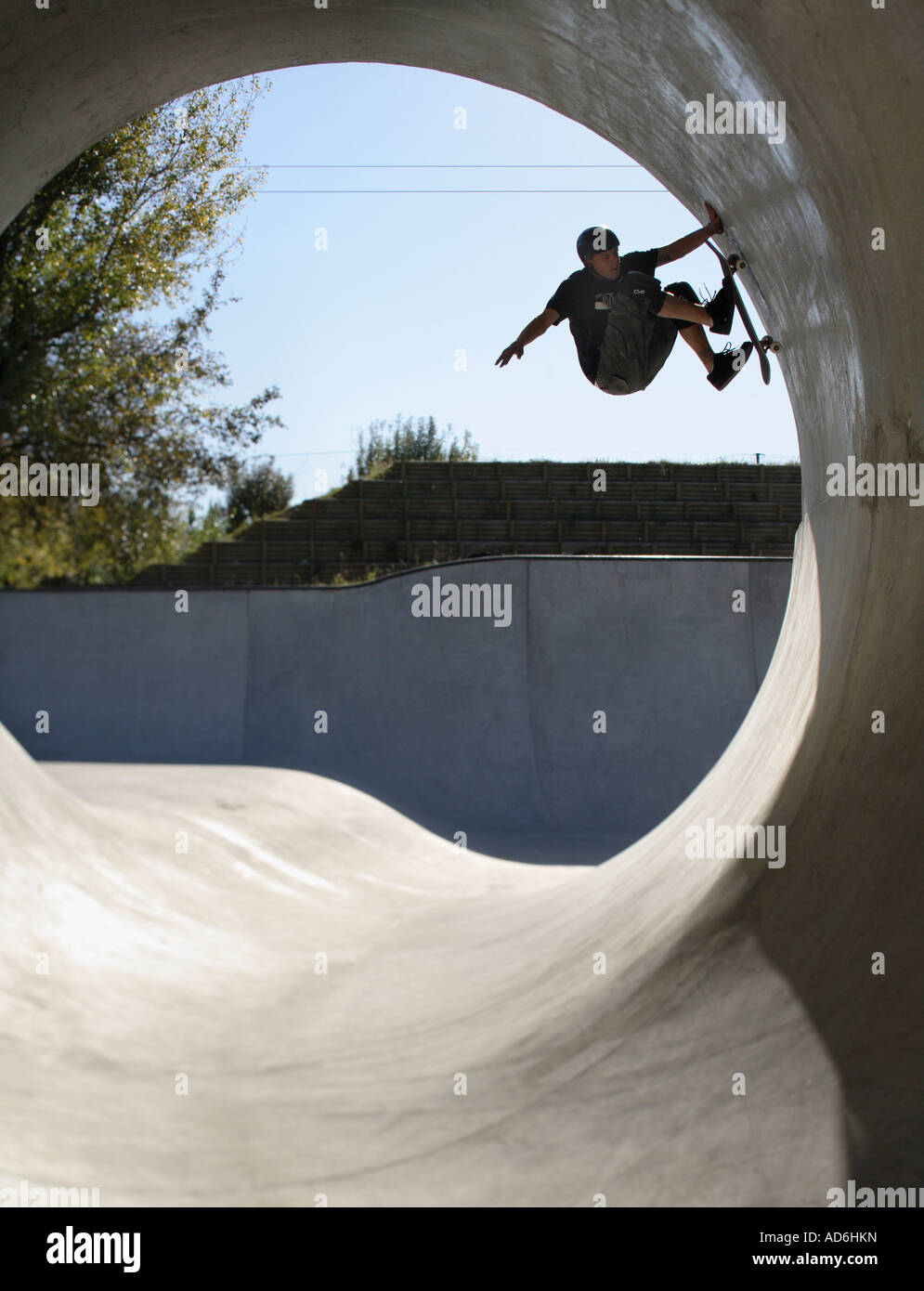 Dave Allen raggiunge 10.30 Skateboarding in un tubo pieno Foto Stock