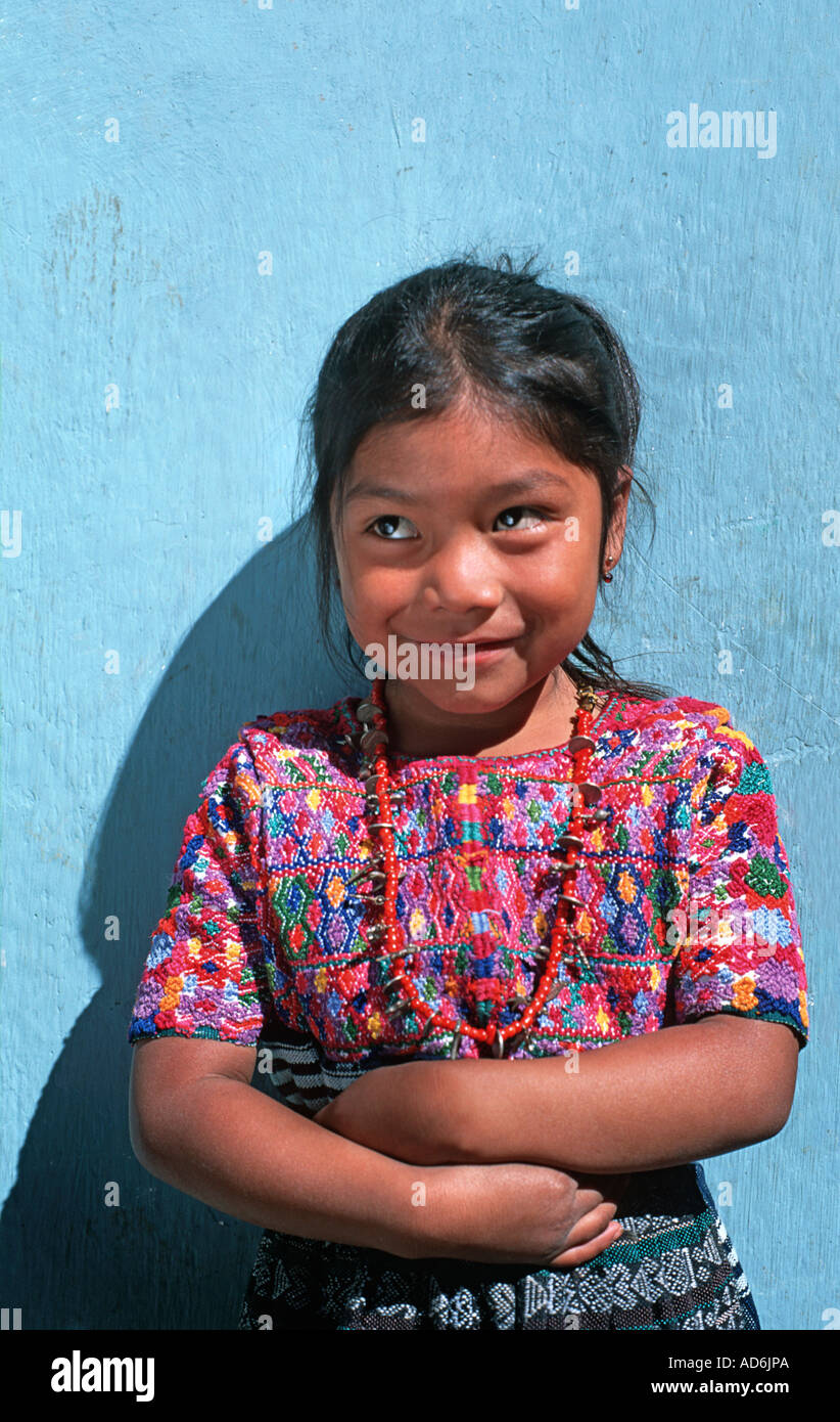 GUATEMALA Ritratto di una giovane ragazza Maya in tradizionale stile costume della sua comunità di San Pedro Sacatepequez Guatemala Foto Stock