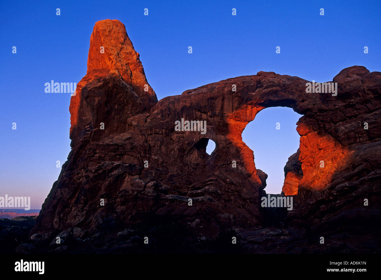 La prima luce sulla torretta Arch Windows sezione Arches National Park nello Utah Foto Stock